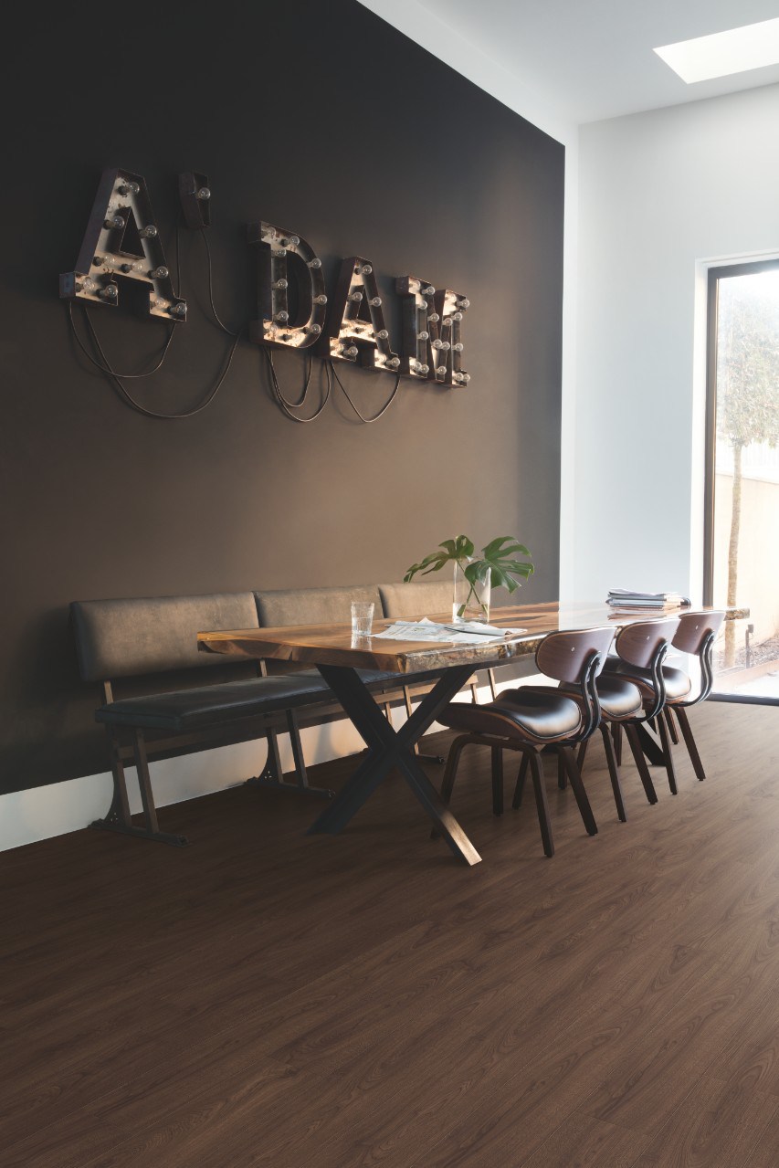 Ламинат Quick Step Classic Дуб Горный темно-коричневый CLM 4092 фото в интерьере